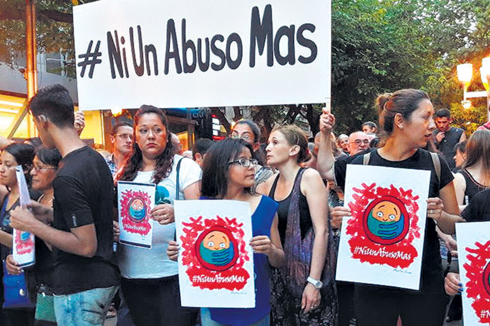 Protesta ante el Instituto Antonio Próvolo, de Mendoza, para niños hipoacúsicos, sede de los abusos.
