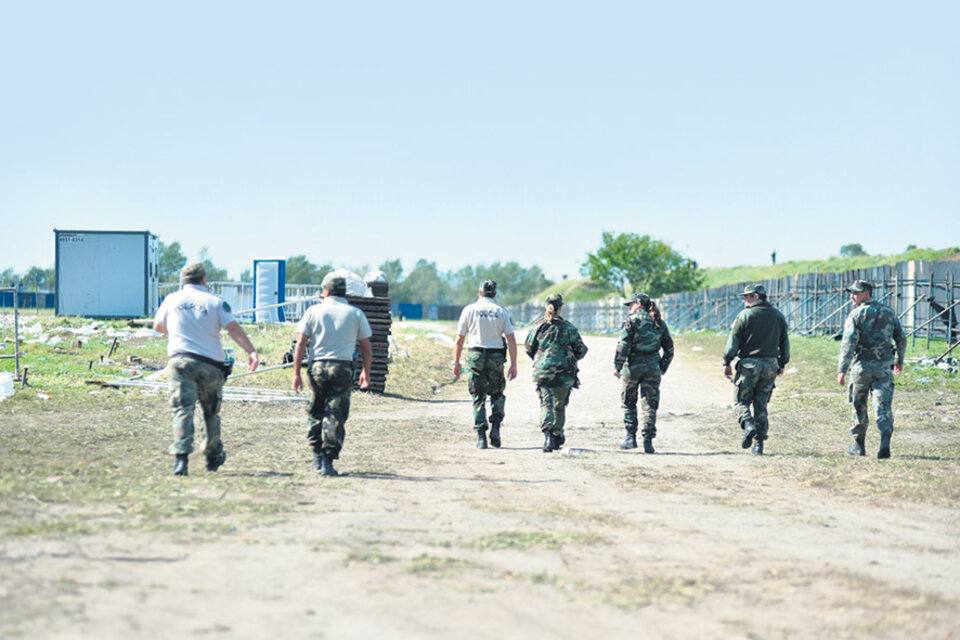 Unos 500 policías de la Bonaerense rastrillaron el campo de La Colmena. (Fuente: EFE)