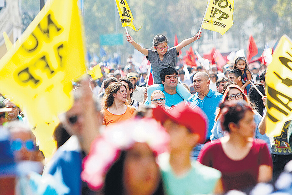 En Santiago marcharon más de 350 mil personas, según el cálculo de los organizadores. (Fuente: EFE)