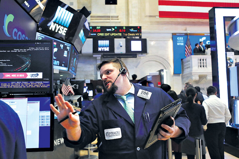 Wall Street vivió ayer una jornada, en general, a la baja. Los papeles argentinos, a contramano.