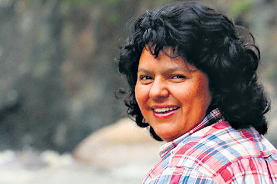 Berta Cáceres, líder indigenista y ambientalista asesinada hace un año en Honduras. (Fuente: Télam)