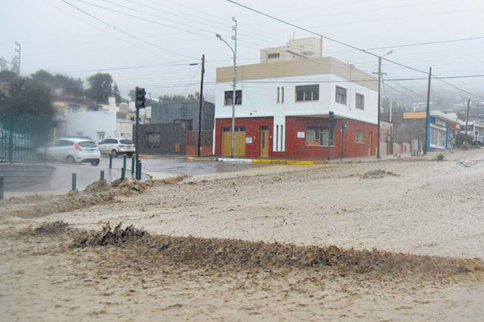 Las calles de Comodoro Rivadavia se convirtieron en ríos de barro y malezas.