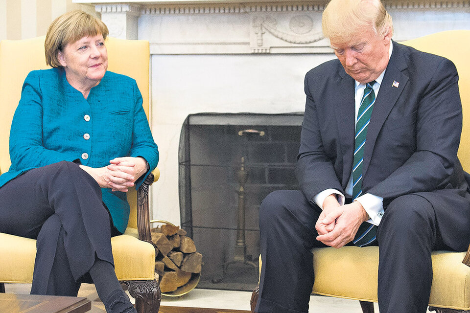 Merkel y Trump hablaron en el Salón Oval, pero en esa ocasión no se dieron la mano para la foto. 