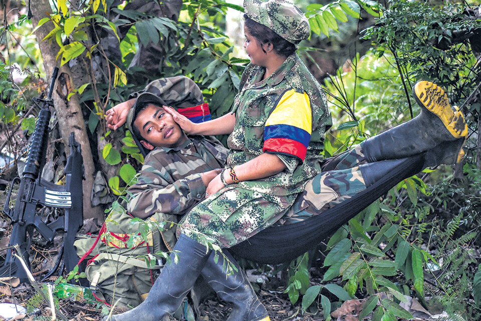 Una pareja de jóvenes guerrilleros de las FARC descansa en una de las zonas veredales.