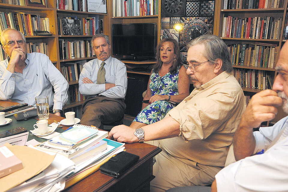 Taiana, Solá, Garré, Arceo y Tokatlian durante el debate con Página/12. (Fuente: Guadalupe Lombardo)