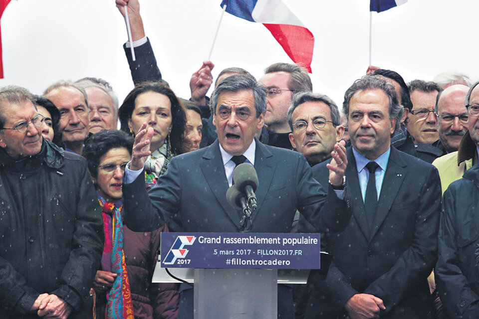 En la Plaza de Trocadero, Fillon reconoció que había cometido errores y repitió que iría “hasta el final”.