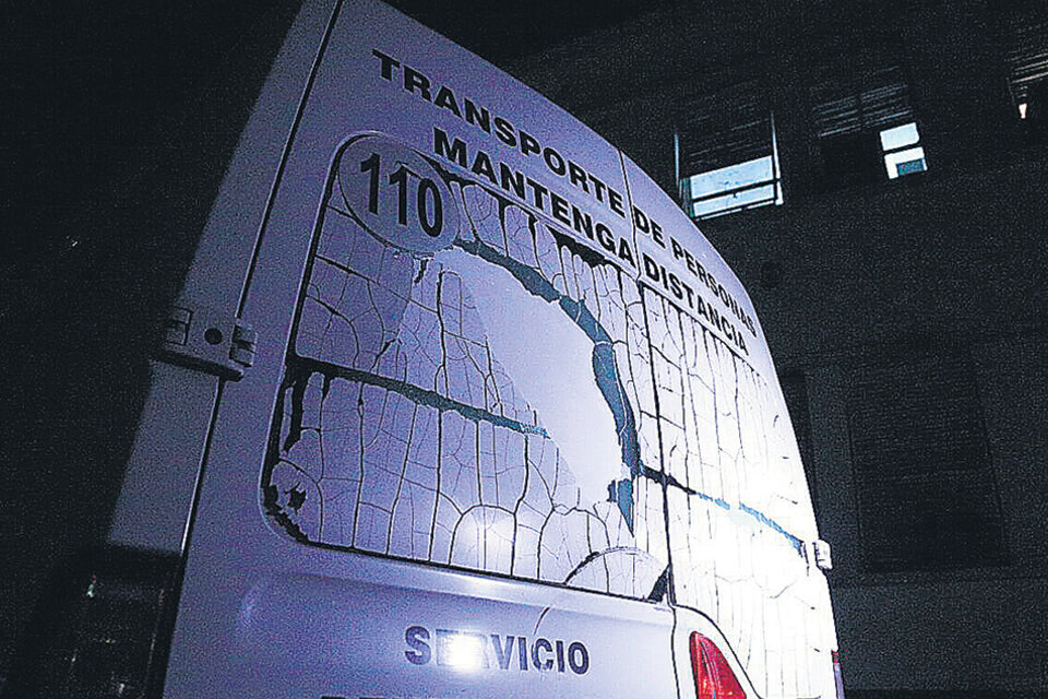 La camioneta con el vidrio estallado por los proyectiles de los fusiles FAL. (Fuente: Gentileza Rosario3)