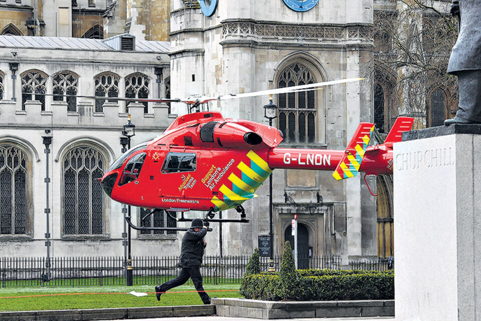 Un helicóptero sanitario llega a la plaza del Parlamento después del atentado. (Fuente: EFE)