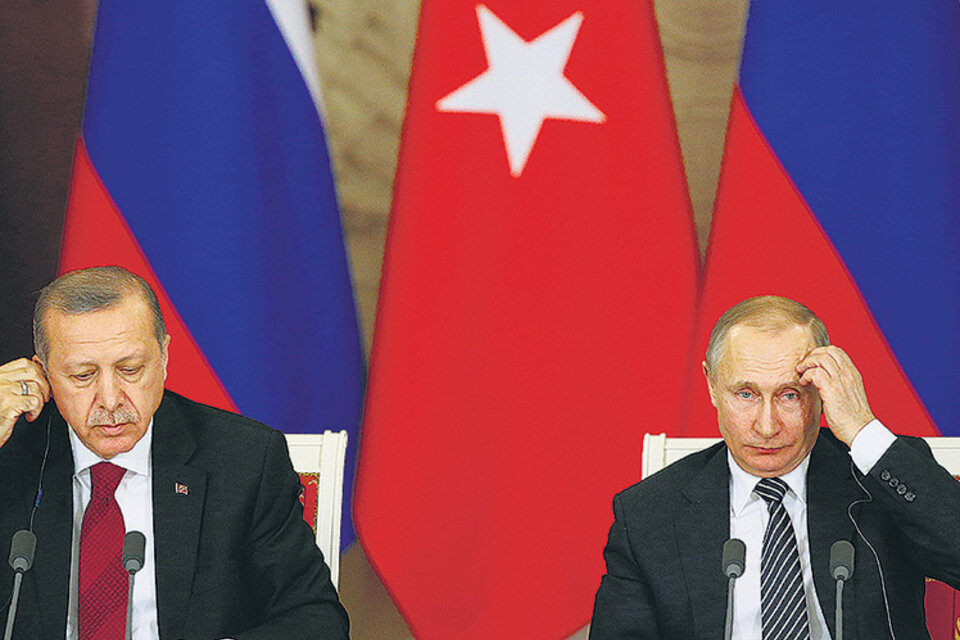 Erdogan y Putin durante una conferencia de prensa después del encuentro de ambos líderes en el Kremlin.