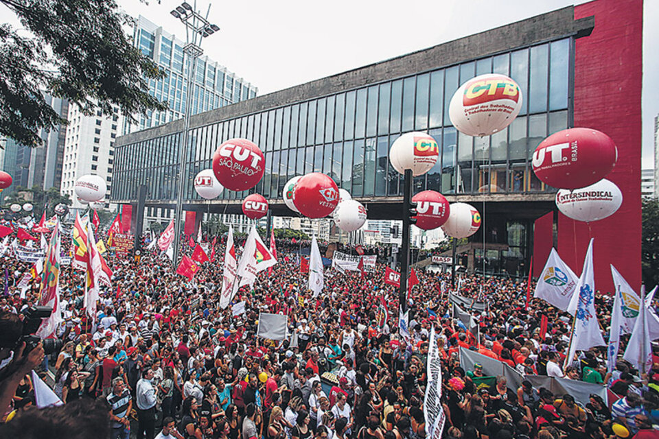 Miles de personas protestan contra Temer en el acto de la CUT en San Pablo.