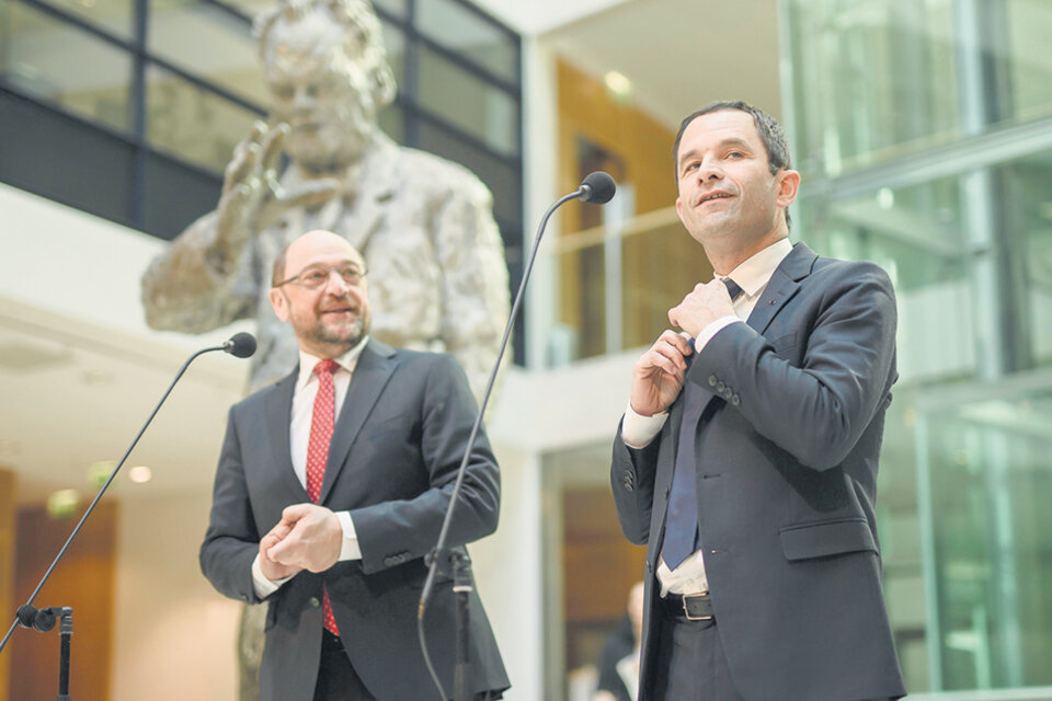 El candidato Hamon (der.), de visita en Berlín, se reunió con el aspirante socialdemócrata alemán Martin Schulz. (Fuente: EFE)