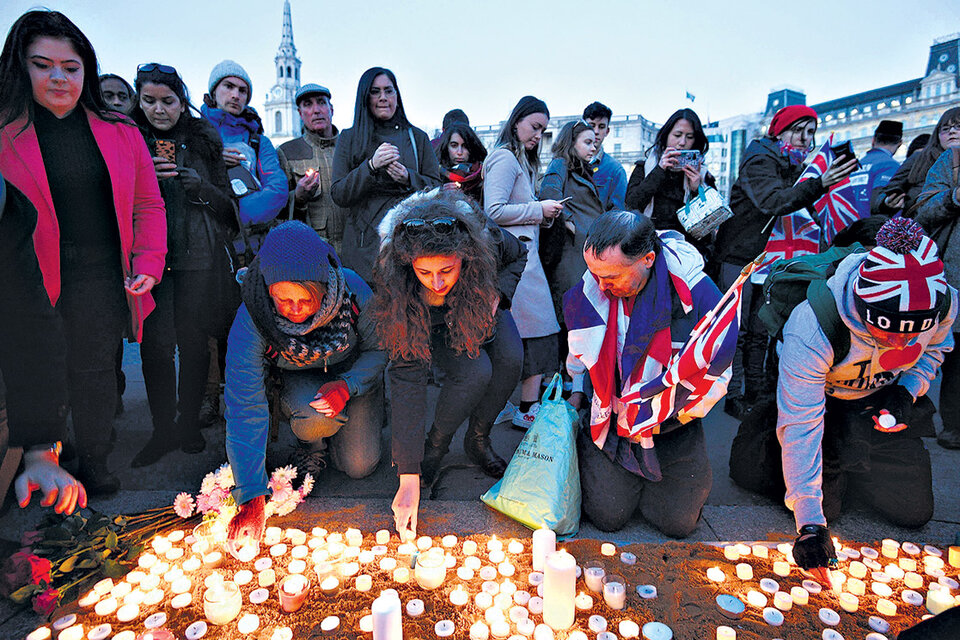 Decenas de británicos honran a las víctimas del ataque de Londres.  (Fuente: EFE)