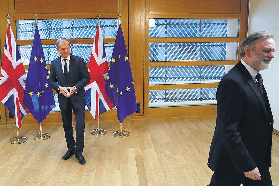 Donald Tusk, presidente del Consejo Europeo, recibió la carta de manos del embajador británico en la UE, Tim Barrow. (Fuente: AFP)