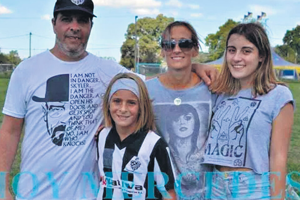 Juana, con la camiseta del Club Mercedes, tiene el respaldo de su familia para la batalla que emprendió.