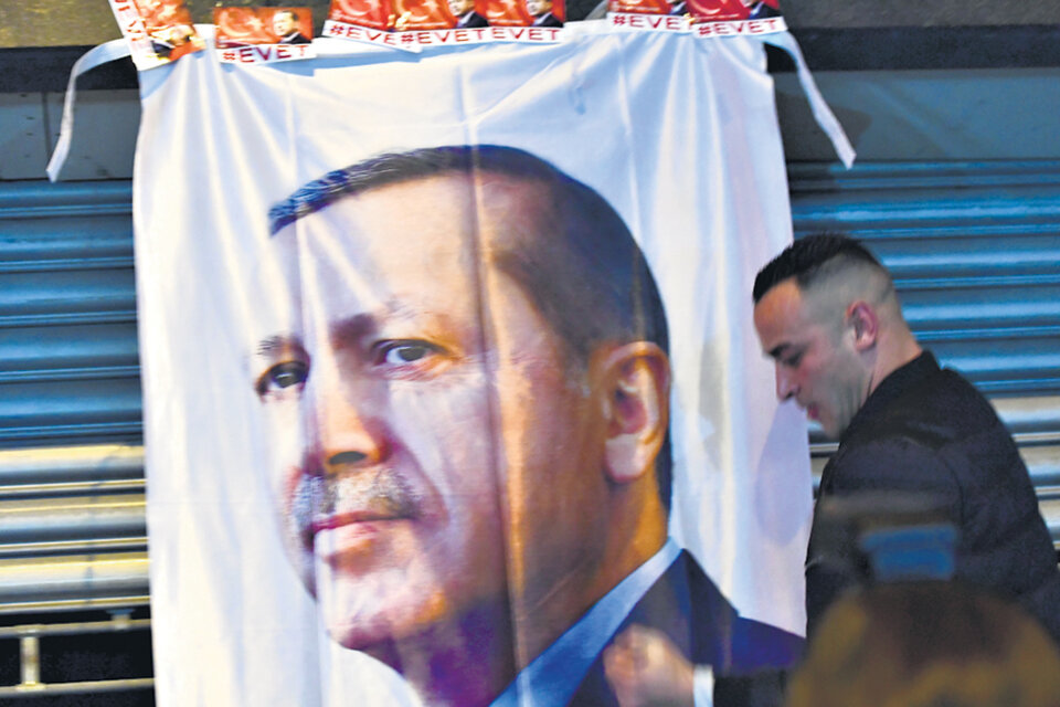 Una bandera de Erdogan cuelga en una protesta frente al consulado turco en Rotterdam. (Fuente: AFP)