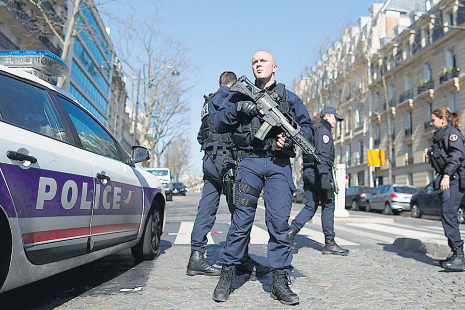 Policías vigilan el edificio del FMI en París después de la llegada de la carta bomba. (Fuente: EFE)