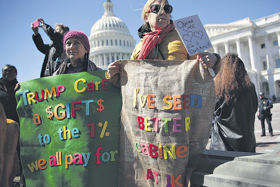 Manifestantes fustigan el plan conocido como “Trumpcare” afuera del Capitolio.  (Fuente: AFP)