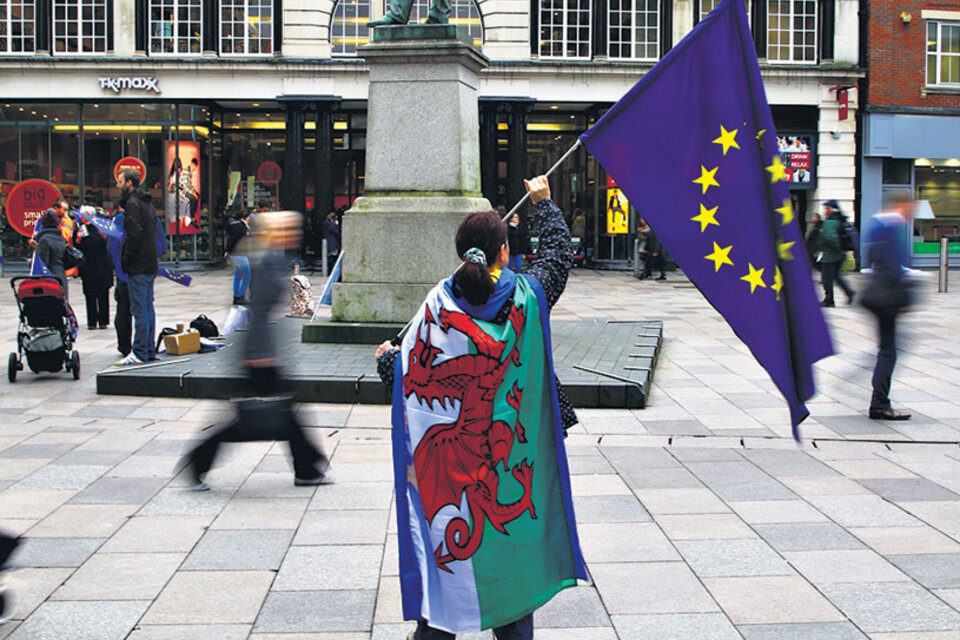 Una manifestante protesta contra la puesta en marcha del Brexit con las banderas de la UE y de Gales.  (Fuente: AFP)