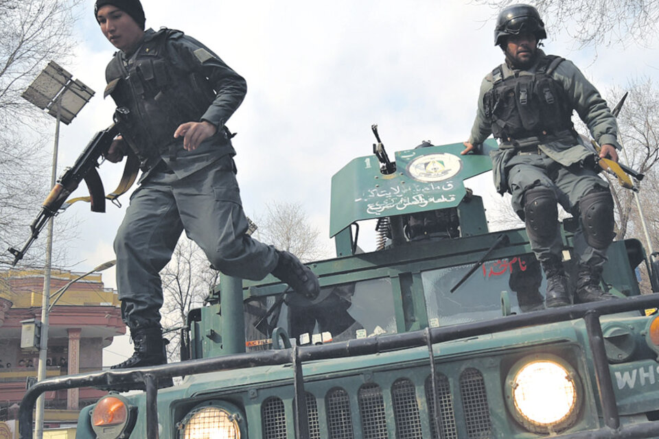 Policías afganos llegan al sitio de la explosión en Kabul.