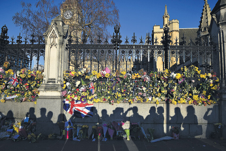 Ofrendas florales en el Palacio de Westminster, donde funciona el Parlamento británico. (Fuente: EFE)