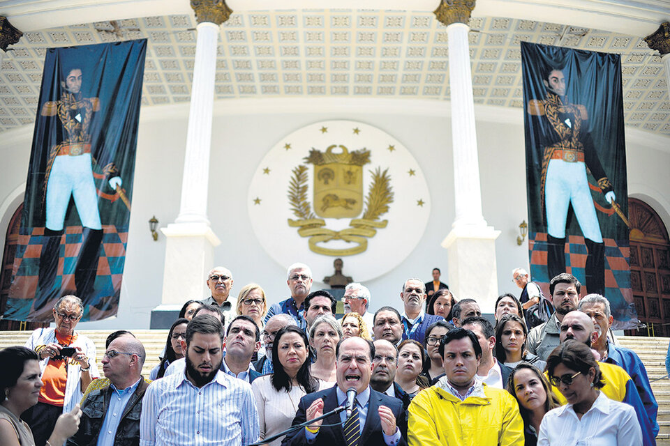 El presidente de la Asamblea, Julio Borges, advirtió que los diputados no acatarán la decisión del Supremo. (Fuente: AFP)