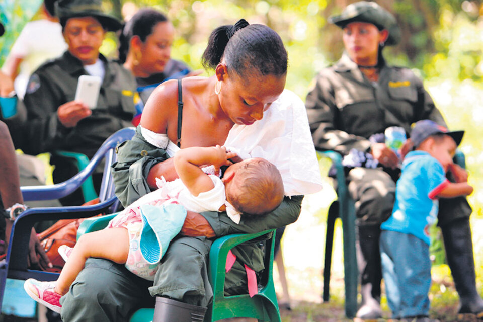 Una guerrillera de las FARC amamanta a su bebé en el campamento de La Variante, Tumaco. (Fuente: EFE)