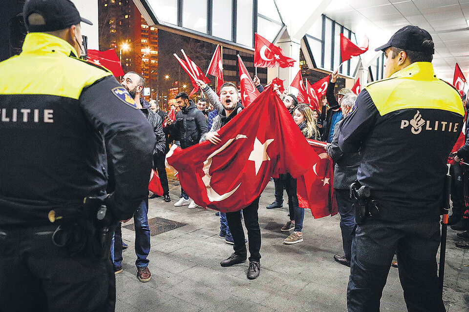 Hubo protestas de residentes turcos en Holanda a las puertas del consulado en Rotterdam por la prohibición del acto con el canciller. (Fuente: EFE)