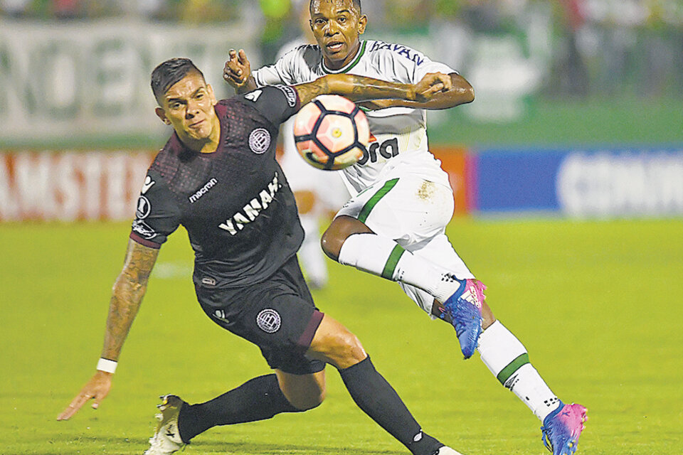 Marcelo Herrera intentar lucha por al pelota frente a Niltinho. (Fuente: AFP)