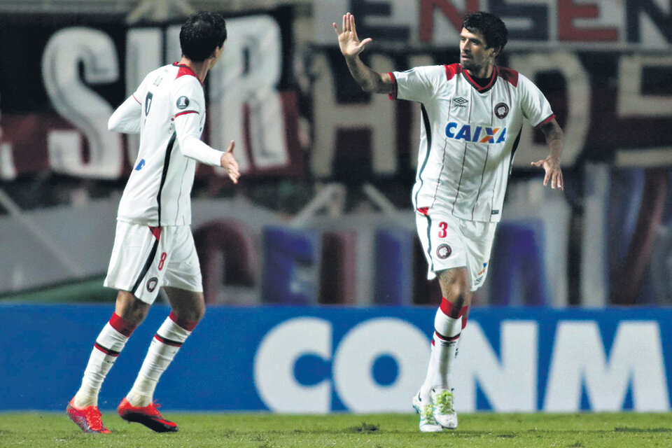 El ex Huracán Lucho González festeja su gol, el único del encuentro. (Fuente: Fotobaires)
