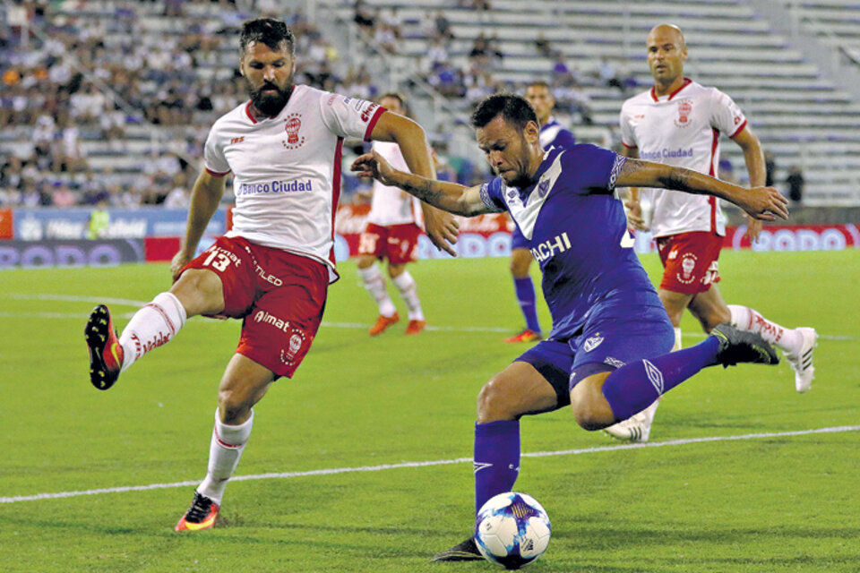 Vélez y Huracán pelean por la pelota y por mantener la categoría.