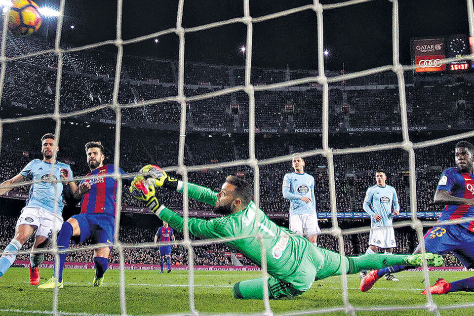 Messi de frente a la red, paladeando el gol de Umtiti, quien recibió la asistencia de Lio. (Fuente: EFE)