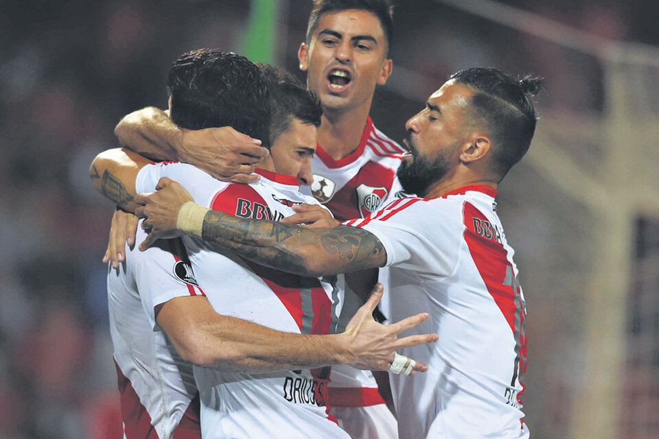 Martínez, Rojas y Driussi esconden a Alario en el festejo del primer gol de River. (Fuente: Fotobaires)