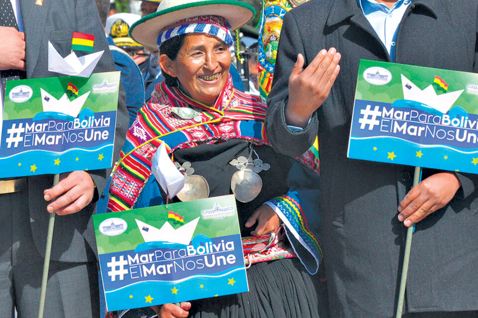 Una indígena aymara pide “Mar para Bolivia”, a 138 años de la batalla de Calama.