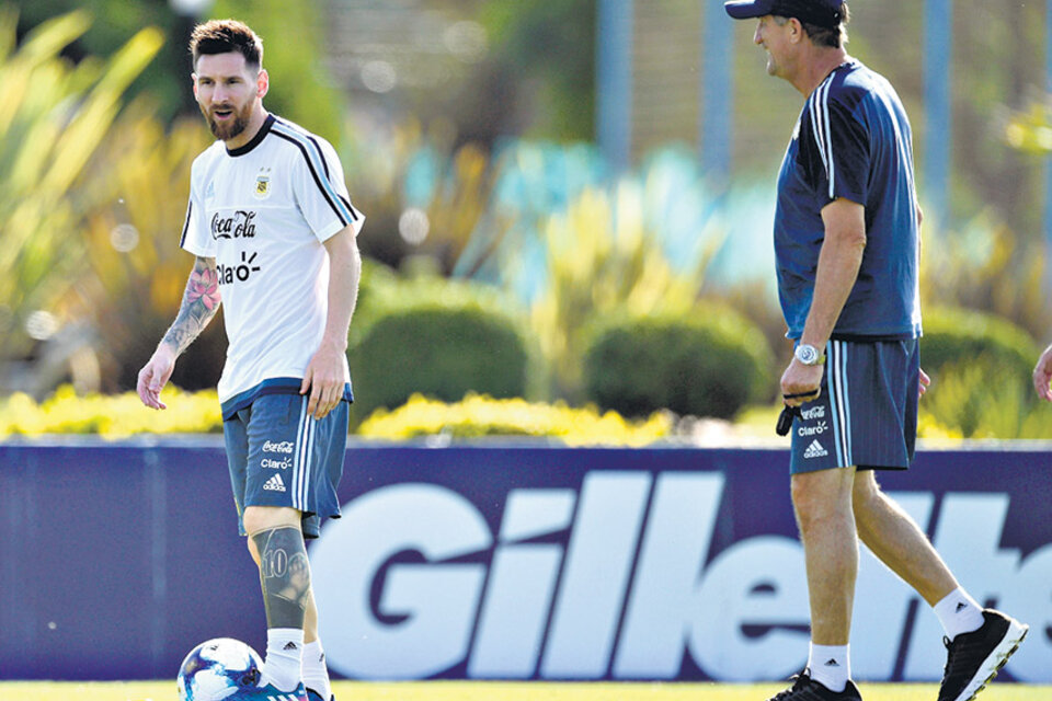 Messi y Bauza en Ezeiza. Lio tendrá la llave para abrir un partido clave ante Chile. (Fuente: AFP)