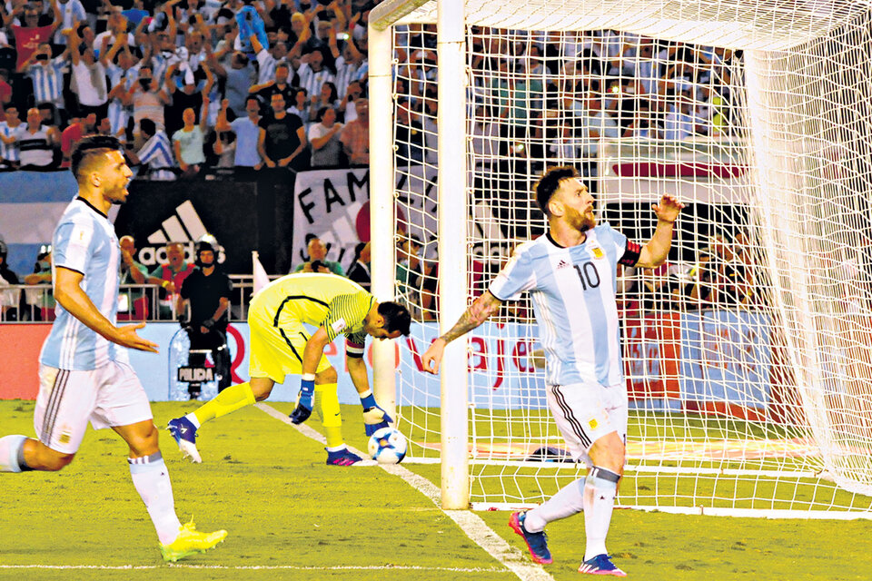 Lionel Messi festeja el gol de la victoria. El crack de la Selección puso la pelota contra el palo izquierdo de Bravo. (Fuente: Julio Martín Mancini)