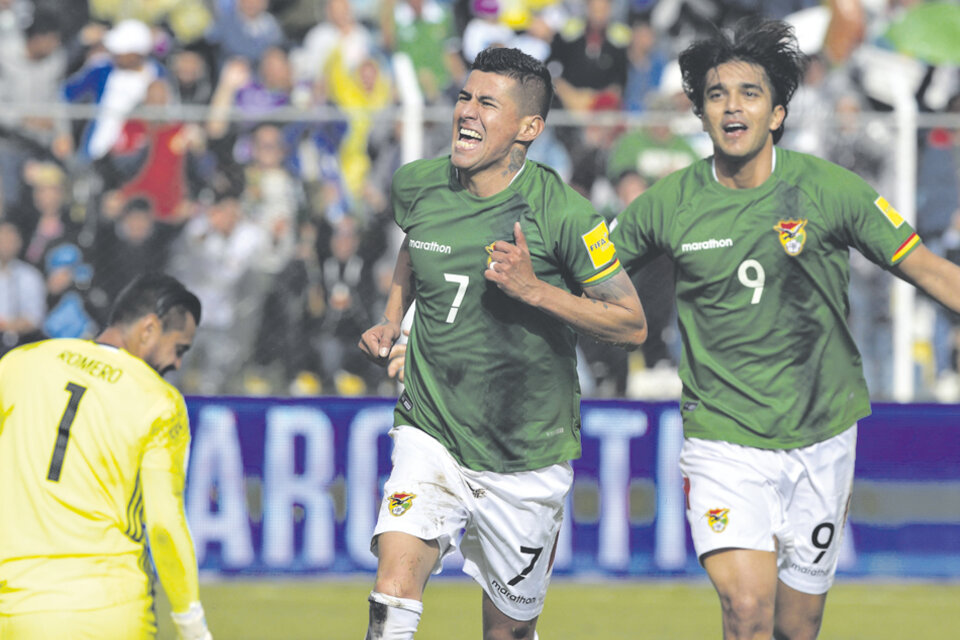 Moreno Martins y Arce festejan el primer tanto de Bolivia, mientras Romero sufre de rodillas la caída de su arco. (Fuente: AFP)
