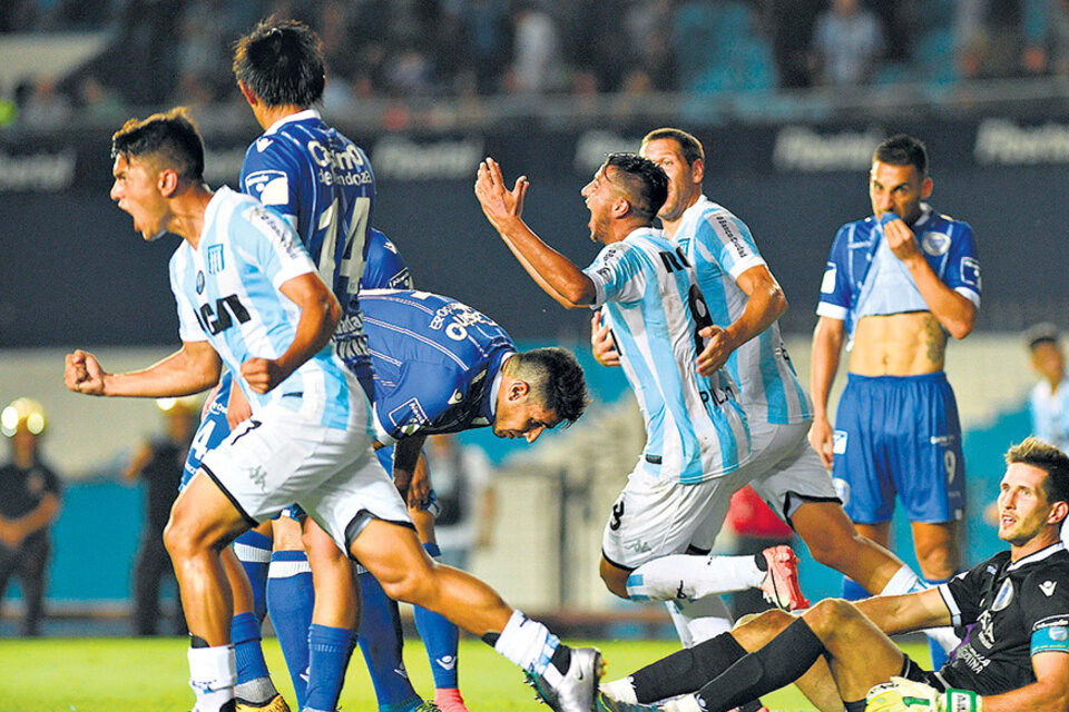 Diego “Pulpo” González se va gritando su gol, el del empate, el que abrió la esperanza. (Fuente: Télam)