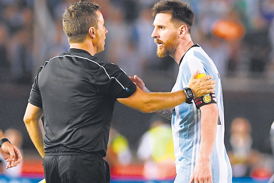 Messi, en el Monumental. Los árbitros no informaron el episodio, registrado por las cámaras de TV. (Fuente: Télam)