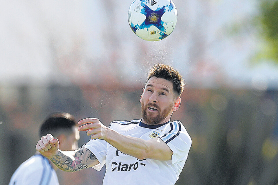 Messi llegó a la madrugada junto a Mascherano y Pérez, y trabajó en el doble turno dispuesto por Bauza. (Fuente: AFP)