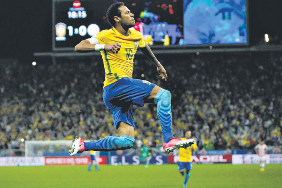 Neymar, la gran figura de la noche, festeja su gol. (Fuente: EFE)