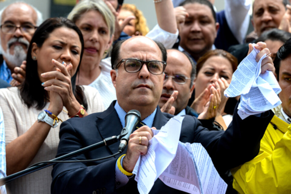 El presidente de la Asamblea, el opositor Julio Borges, rompió una copia del fallo y dijo que no lo acatarán. (Fuente: AFP)