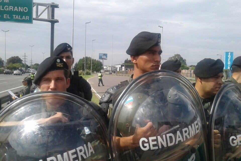 La Gendarmería se apostó para impedir el corte de los maestros en la Panamericana. (Fuente: Twitter)