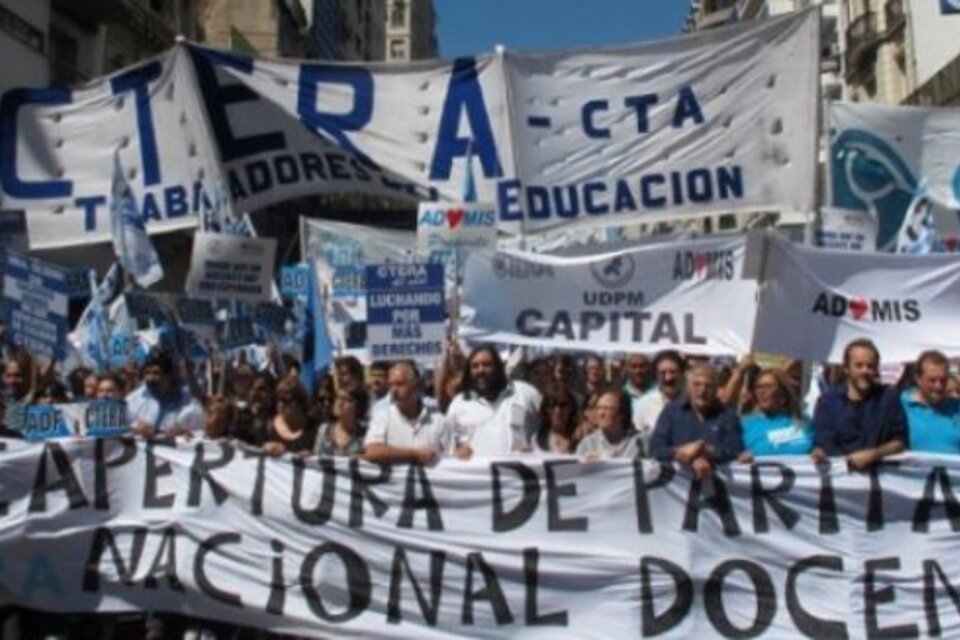La marcha de los docentes por Avenida Callao hasta el Palacio Pizzurno.
