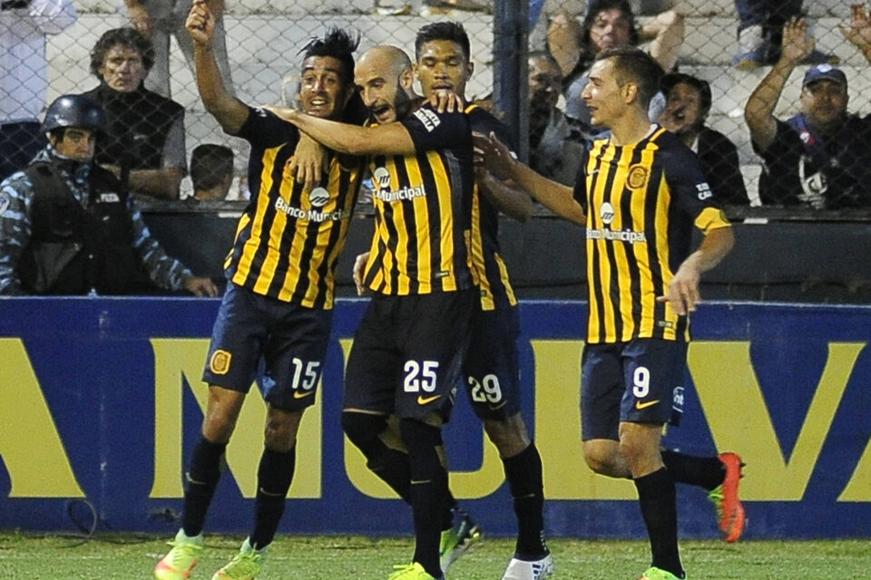 Camacho celebra el gol del triunfo junto a sus compañeros