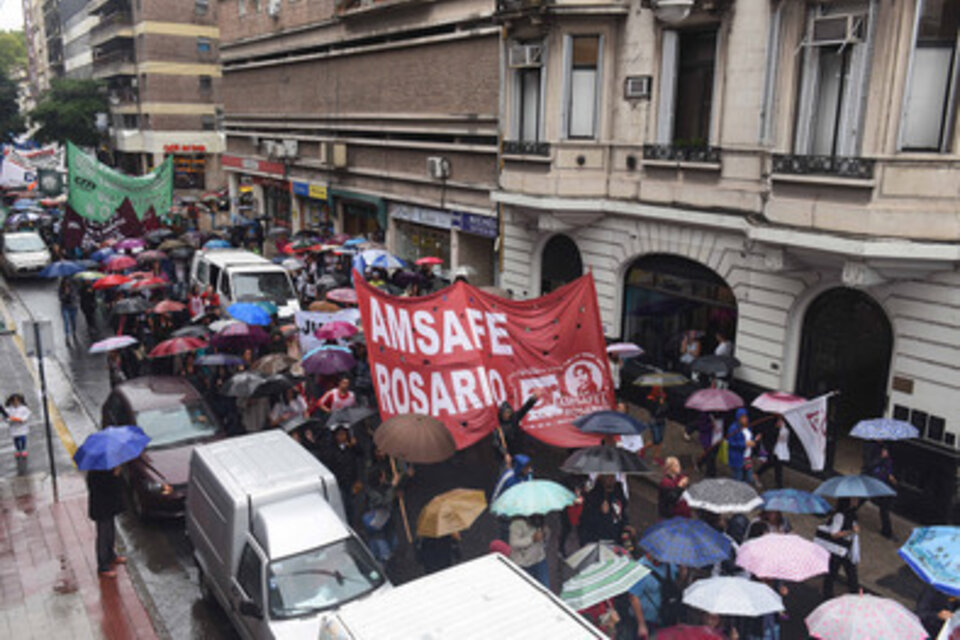 Los manifestantes recorrieron calle Santa Fe hasta la sede de Gobernación. (Fuente: Sebastián Granata)