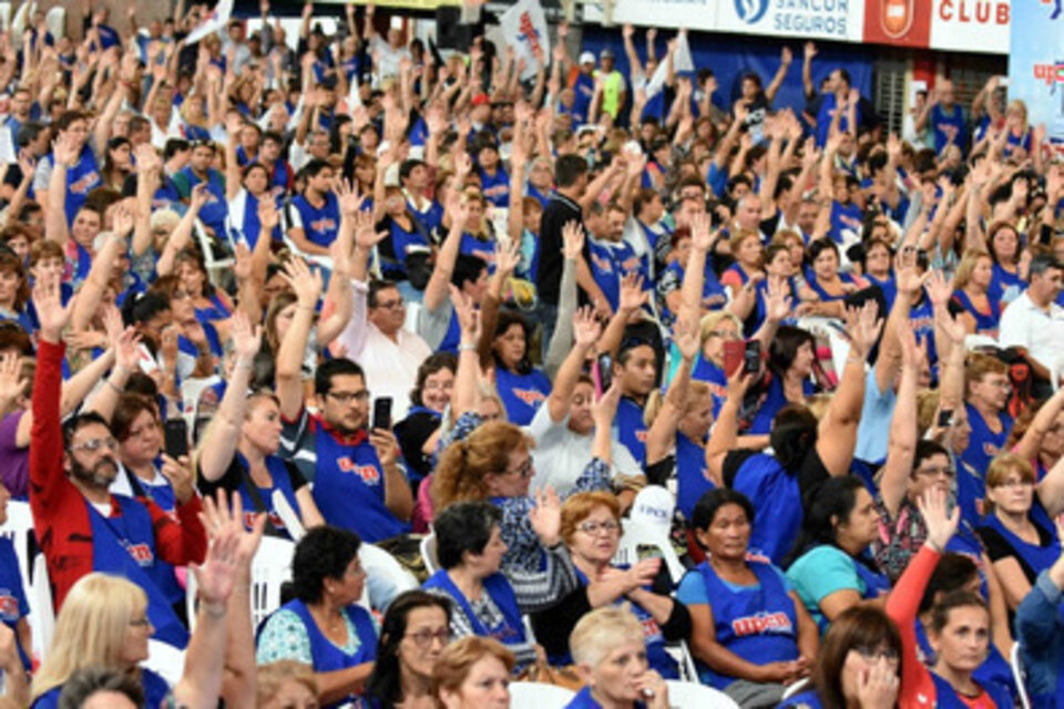 Los delegados de UPCN en el estadio cubierto de Unión.