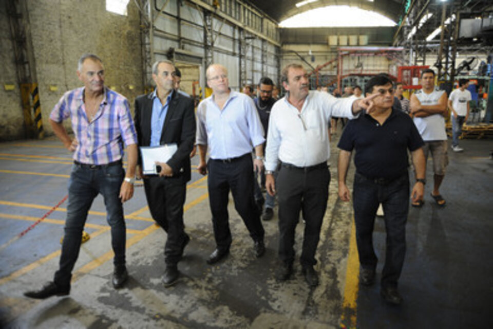 Contigiani y los inversores en la planta de Mefro Wheels cerrada desde el mes pasado.  (Fuente: Alberto Gentilcore)
