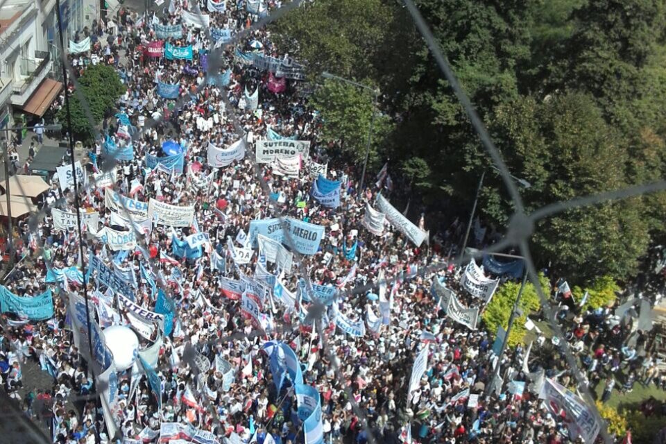 La masiva marcha docente de ayer en La Plata.