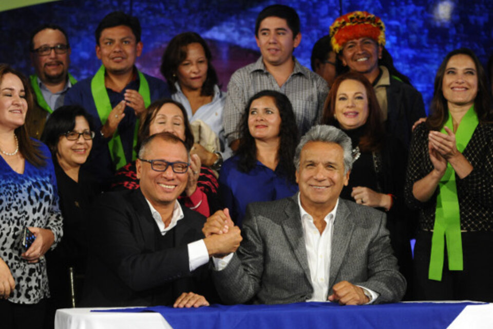 Moreno y su compañero de fórmula, Jorge Glass, al recibir los resultados oficiales. (Fuente: AFP)