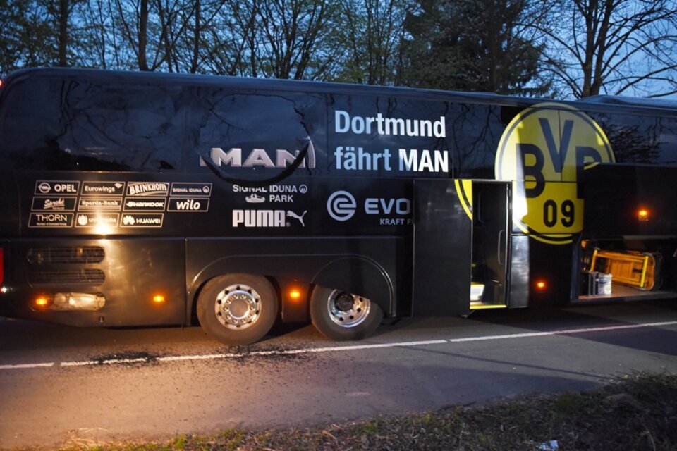 El colectivo del Borussia Dortmund fue atacado con un artefacto explosivo. (Fuente: AFP)